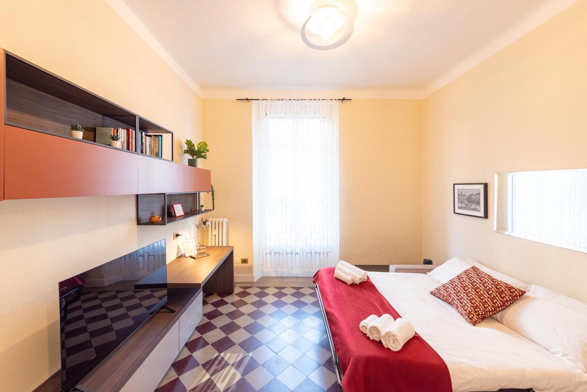 10' Duomo & Station Large Apartment
