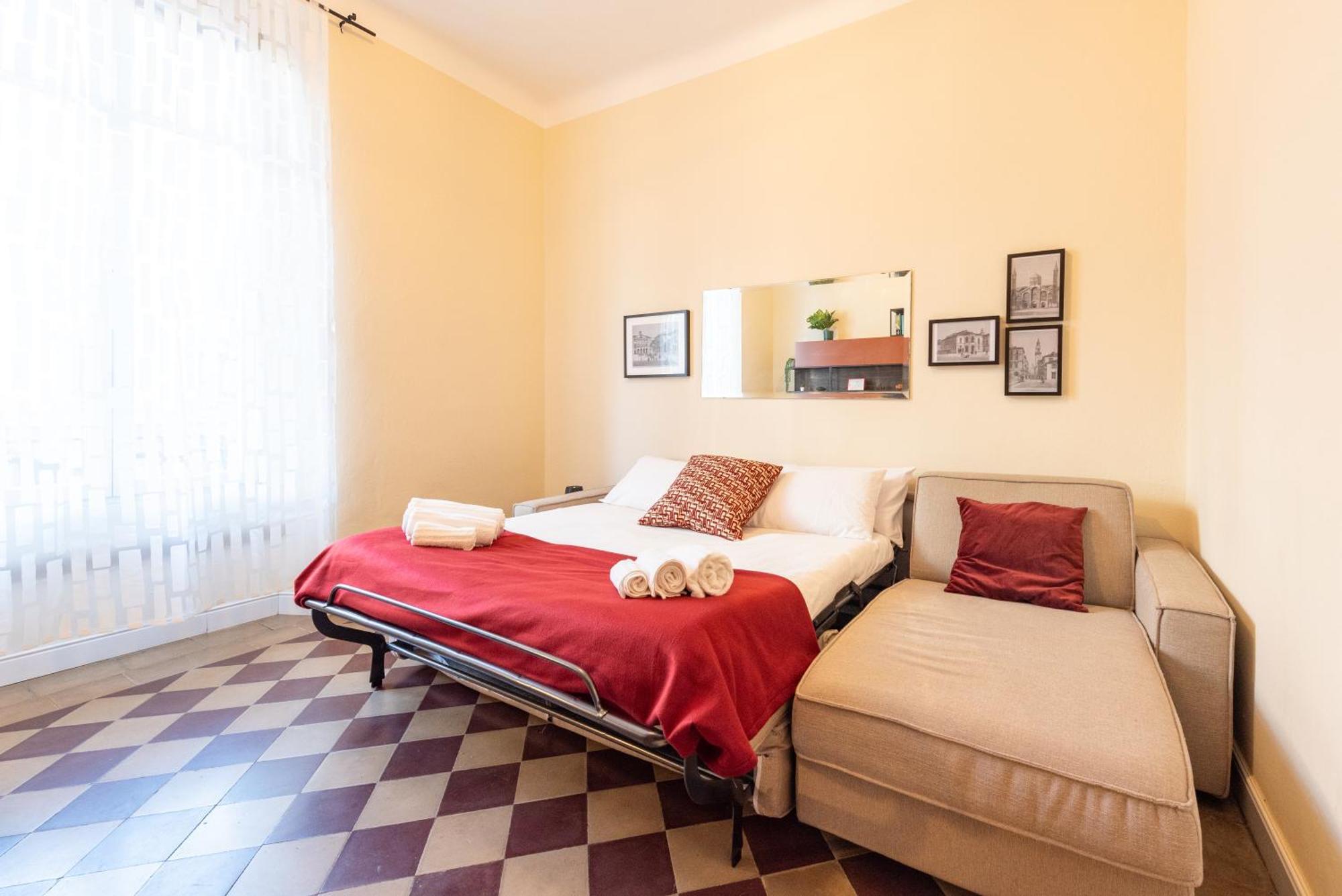 10' Duomo & Station Large Apartment